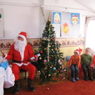 Дядо Коледа е дошъл в детската градина с пълен чувал подаръци да зарадва децата.