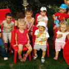 В детската градина често гостуват любимите на децата клоуни. Гримираните малчугани с интерес наблюдават представлението, в което те също ще вземат участие.