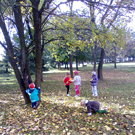 Разходка в парка – децата събират есенни листа за часовете по приложни дейности. Винаги, когато времето позволява, ние сме навън - в двора или в парка.