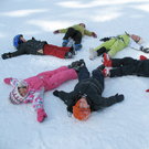 Радостни мигове след края на ски училището. Сега идва ред на игри със сняг на чист въздух в планината.