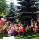 Празненство с клоуни на открито в двора на детската градина. Това е един от начините за празнуване на имени и рождени дни, както и за весело прекарване на времето.